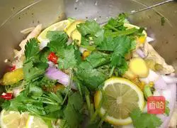 Illustration of how to soak chicken feet with lemon and passion fruit 11