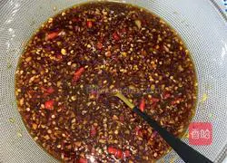 Illustration of how to soak chicken feet in sauce 5