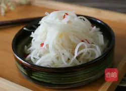 Illustration of how to mix shredded white radish 9
