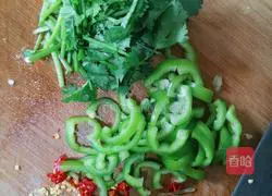 Illustration of how to make coriander mixed with beef 3