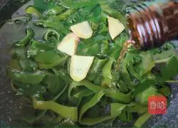  Illustration of how to make shredded garlic kelp 4