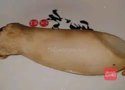 Illustration of how to make spicy king oyster mushroom shreds 3