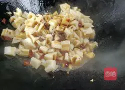 Illustration of how to make spicy and sour diced lotus root 9
