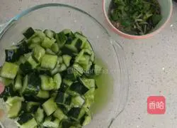 Illustration of how to make cold cucumber 17