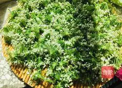 Illustration of how to make pickled chive flowers 2