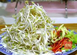 Illustration of how to stir-fry spicy bean sprouts 2