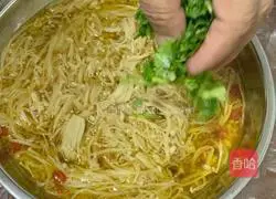 Illustration of how to steam enoki mushrooms with minced garlic 7