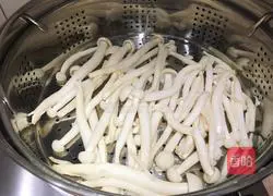 Illustration of how to make hand-shredded seafood mushrooms 3