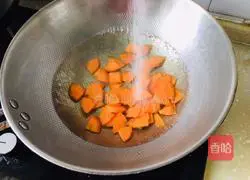Stir-fried carrots and lilies Illustration of how to do it 1