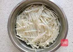 Illustration of making enoki mushrooms in olive oil 4
