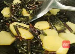 Illustration of how to make red cowpeas with potatoes 10