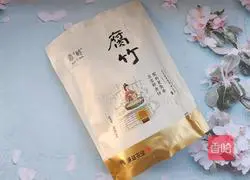 Illustration of how to make fried yuba with celery 1