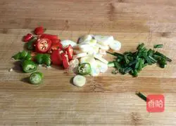 Illustration of how to stir-fry king oyster mushrooms with carrots 3