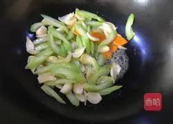 Illustration of how to stir-fry celery and lily 15