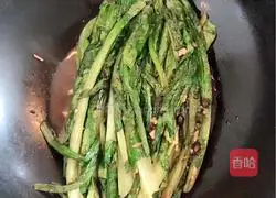 Illustration of how to make lettuce with black bean paste and garlic paste 5