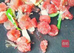 Illustration of how to make sausage-fried shredded potatoes 3