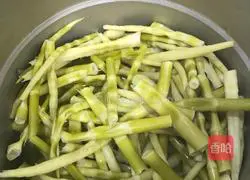 How to braise wild mountain bamboo shoots in oil Illustration 8