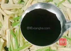 Illustration of how to stir-fry celery and yuba 8