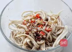 Illustration of how to make cold shredded king oyster mushrooms 6