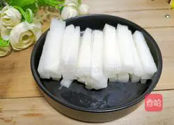 Steamed wolfberry radish Illustration of how to make strips 1