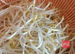 Illustration of how to make pork rice noodles soup 3