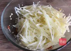 Illustration of how to mix green and red peppers with shredded potatoes 6