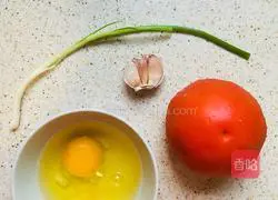 Super simple illustration of how to make scrambled eggs with lazy tomatoes for one person 1