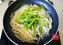 Illustration of how to make fried leeks with shredded potatoes 11