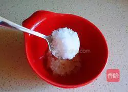 Illustration of how to mix iced vegetables with vinegar and garlic paste 2