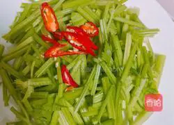 Illustration of how to stir-fry celery with dried tofu 1