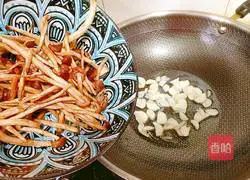 Illustration of how to stir-fry green beans with tea tree mushrooms 10