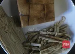 Illustration of how to mix camellia oil with dried Melaleuca fragrant 2