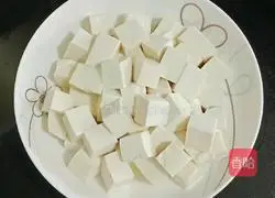 Illustration of how to stew tofu with tomatoes and white jade mushrooms 5