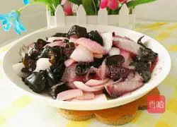 Illustration of how to stir-fry fungus with onions 12