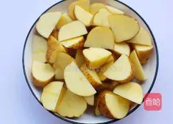 Illustration of how to make roasted potato wedges 3