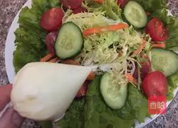 Illustration of how to make vegetable salad 3