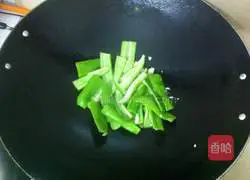 Illustration of how to make green pepper and preserved eggs 4