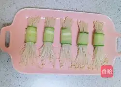 Illustration of how to make cucumber and enoki mushroom rolls 6