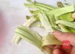 Illustration of how to stir-fry mustard greens 2
