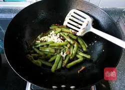 Illustration of how to make dry stir-fried beans 9 