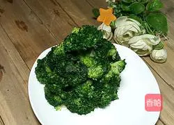 Illustration of how to make Christmas tree with broccoli and mashed potatoes 8