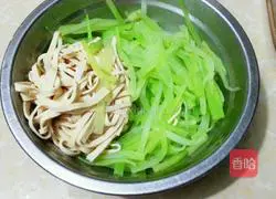 Illustration of how to make shredded cold lettuce 8