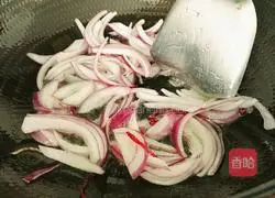 Illustration of how to stir-fry broccoli with onions 7 