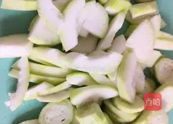 Illustration of how to make spicy stir-fried loofah gourd 2