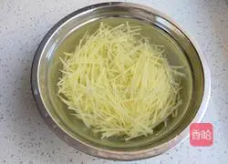 Illustration of how to stir-fry shredded potatoes and shredded carrots 2