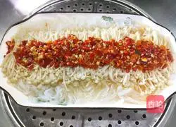 Illustration of how to make steamed vermicelli with chopped pepper and enoki mushroom 6