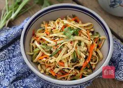 Illustration of how to make cucumber cold shredded dried tofu 9