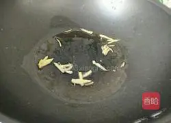 Illustration of how to make spicy stir-fried shredded carrots 4