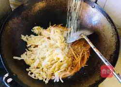 Illustration of how to stir-fry sauerkraut with shredded potatoes 10
