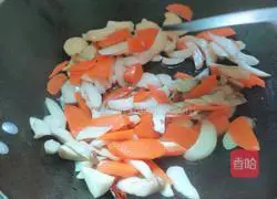 Illustration of how to stir-fry king oyster mushrooms and carrots 13